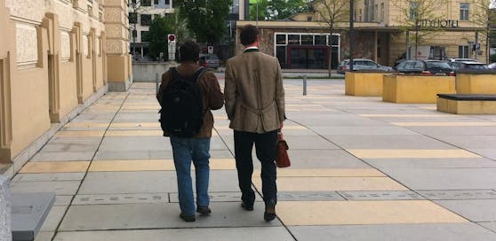 Der rabiate Nachbar (li.) mit seinem Anwalt nach der Urteilsverkündung.
