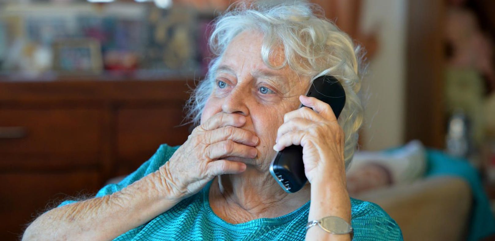 Die Betrüger rufen gezielt ältere Menschen an