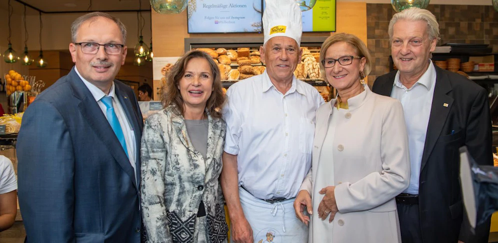 Eröffnung der 50. Filiale der Bäckerei Felber: Landtagsabgeordneter Richard Hogl, Bäckerei-Chefin Doris Felber, Bäckermeister Gerhard Boyer, Landeshauptfrau Johanna Mikl-Leitner und Bürgermeister Alfred Babinsky (v.l.)