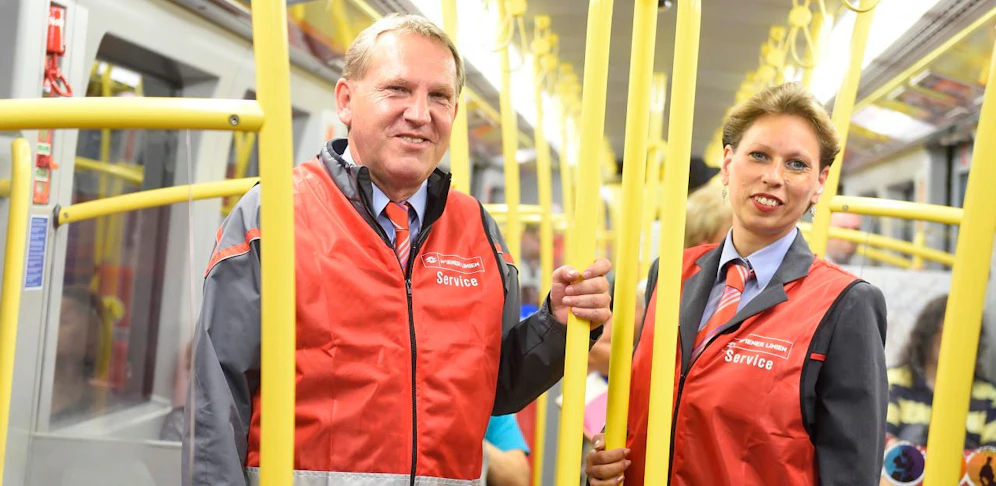 Im Rahmen des Sicherheits- und Servicepakets für die Öffis nehmen nun die ersten Sicherheits- und Service-Teams der Wiener Linien ihre Arbeit auf.