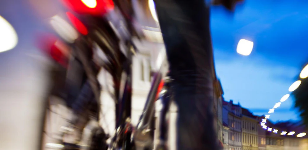 Ein 59-jähriger Radfahrer prallte in der Sechshauser Straße gegen die geöffnete Tür eines parkenden Pkws. (Symbolfoto)