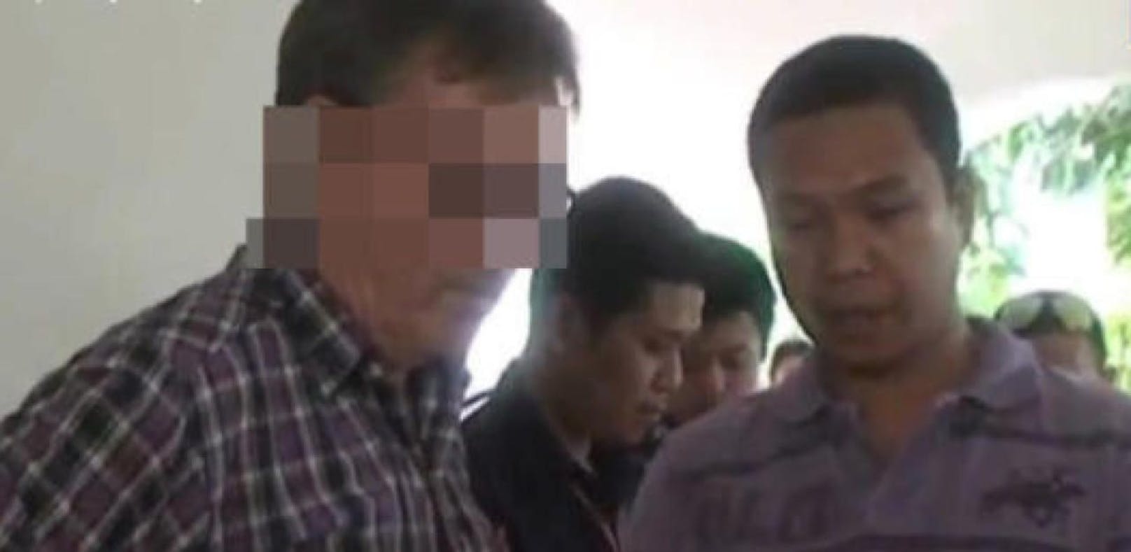 Robert T. steht in der Schweiz vor Gericht. Die Aufnahme stammt von seiner Verhaftung in Thailand. (Bild: Screenshot Pattayadailynews.com)
