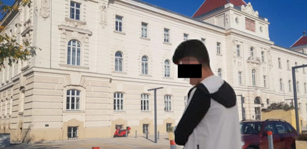Der angeklagte Türke (15) vor Gericht.