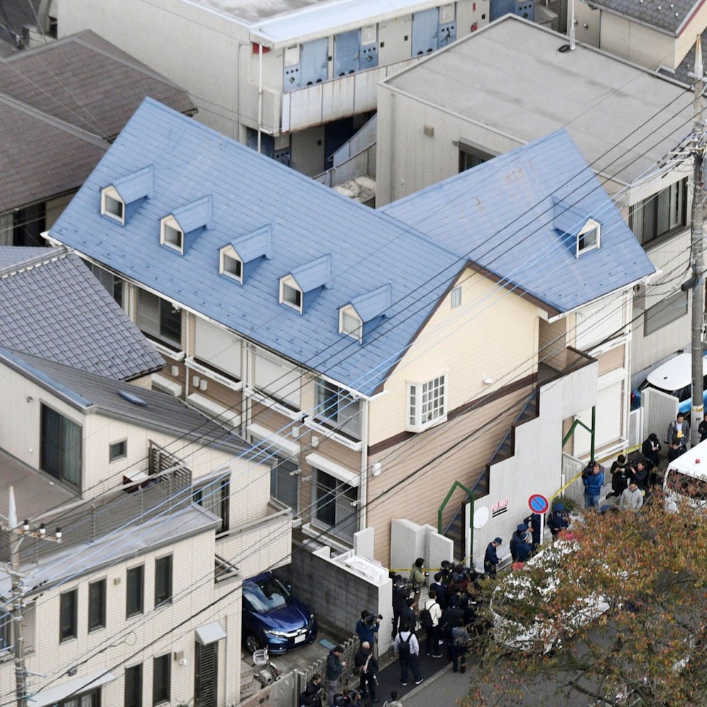 Tatort Tokio: Im Haus mit dem blauen Dach fand die Polizei jetzt Leichteile von mindestens neun Toten. Der mutmaßliche Mörder (27) wurde festgenommen und hat gestanden. 