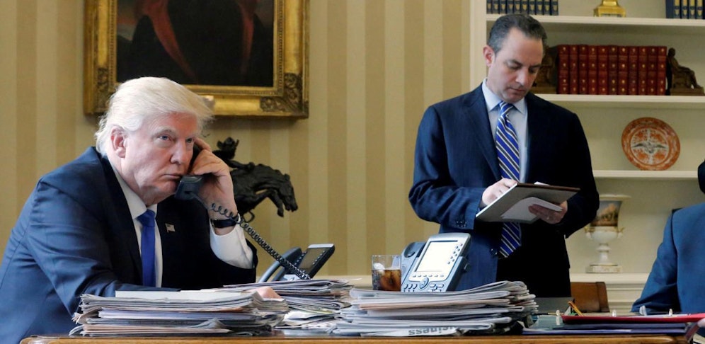Donald Trump benutzt auf Anraten des Geheimdienstes vermehrt das Festnetz, aber leider nicht immer.