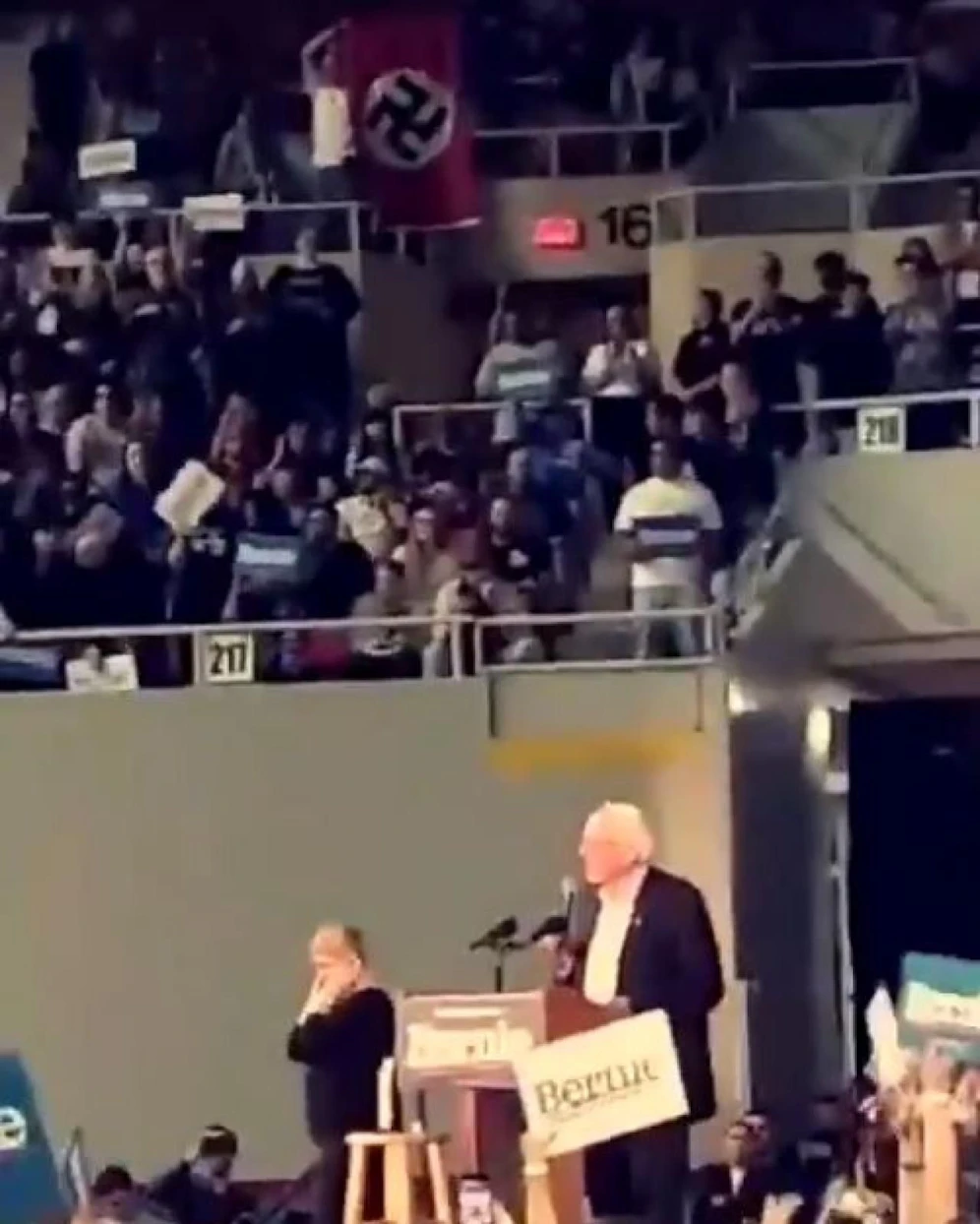 Bei einer Wahlkampfveranstaltung von Bernie Sanders in Arizona entfaltete ein Demonstrant hinter dem Senator eine Nazifahne mit Hakenkreuz.