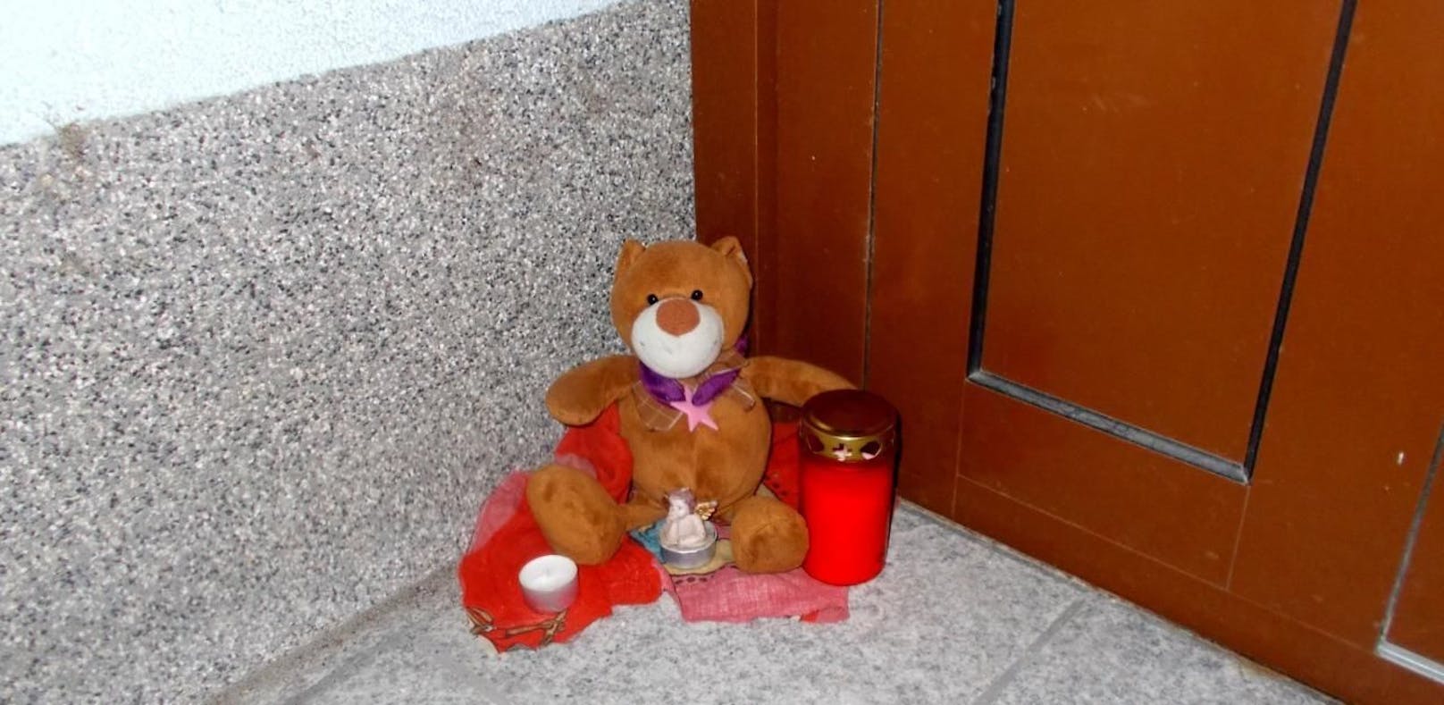 Ein Teddy am Tatort erinnert an die Tragödie.
