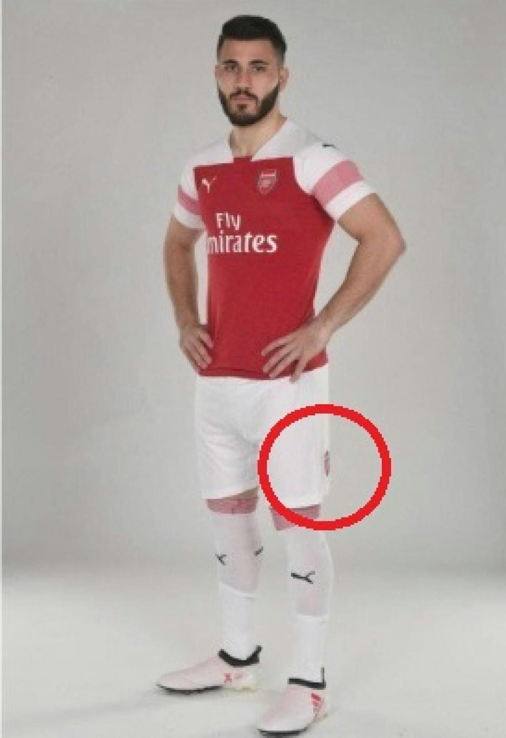 Sead Kolasinac hat die Hose beim Werbe-Shooting falsch herum an, Foto: Arsenal FC