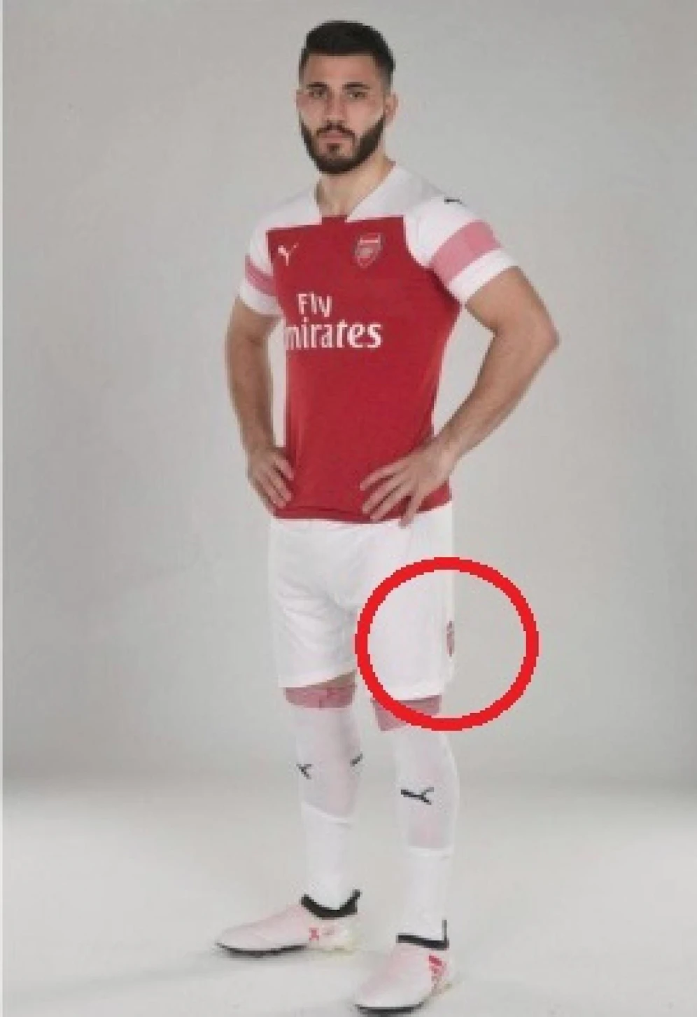 Sead Kolasinac hat die Hose beim Werbe-Shooting falsch herum an, Foto: Arsenal FC