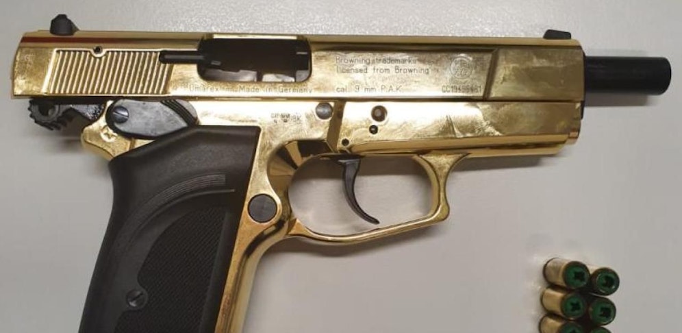 Die Wiener Polizei stellte diese Schreckschusspistole auf einem Supermarktparkplatz sicher.