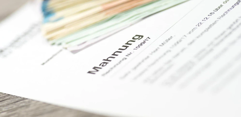 Das Inkassobüro verlangte insgesamt fast 17.000 Euro von der Frau.