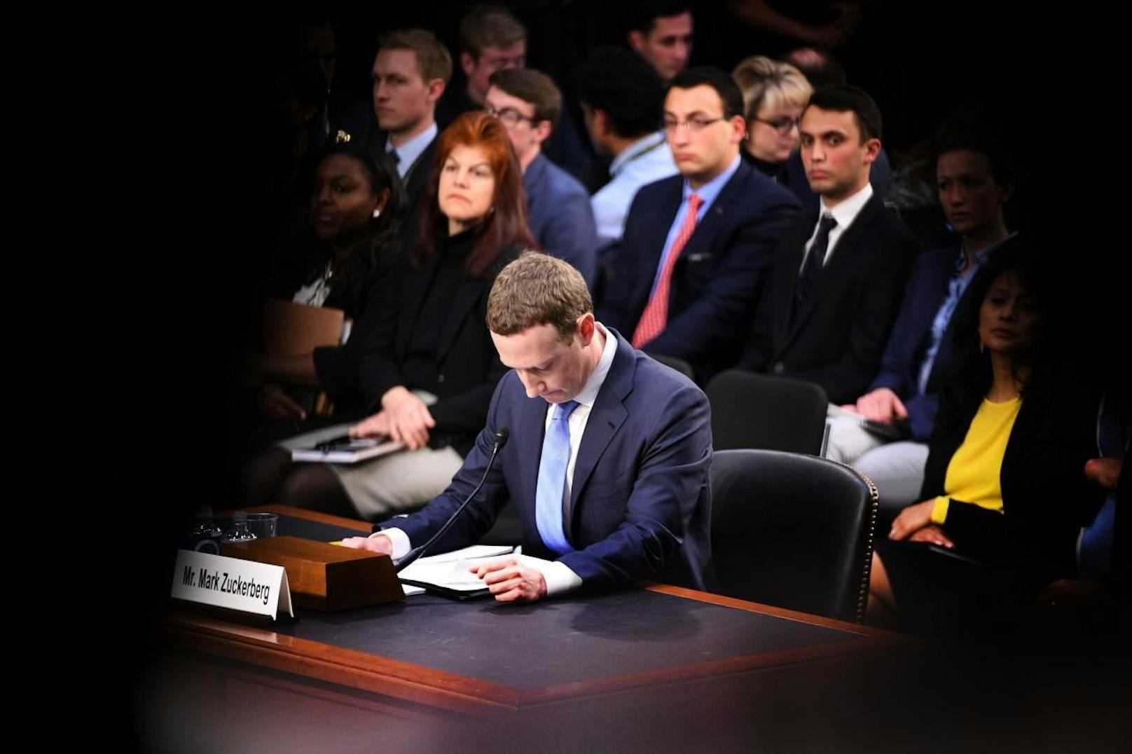 Bei seiner Anhörung vor einem Ausschuss des US-Senats blieb Facebook-Chef Mark Zuckerberg Antworten schuldig.
