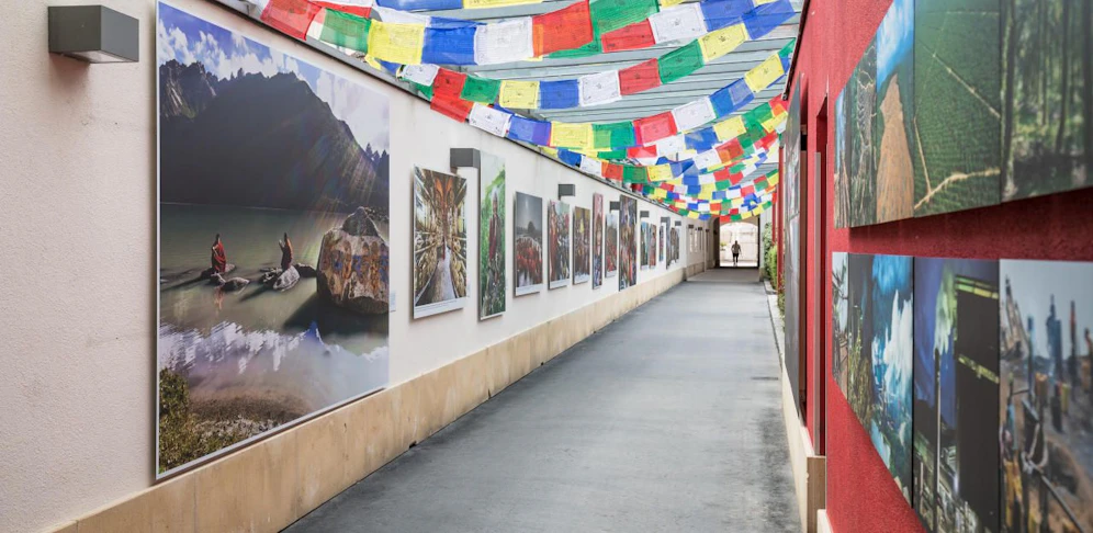 Das Open-Air-Fotofestival "La Gacilly" in Baden, in dieser Passage waren Arbeiten von Matthieu Ricard mit dem Thema "Ein halbes Jahrhundert im Himalaja" zu sehen.