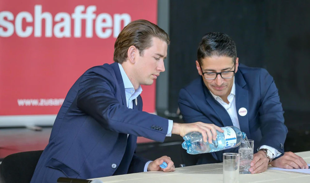 Integrationsminister Sebastian Kurz holt Efgani Dönmez auf seine Liste.