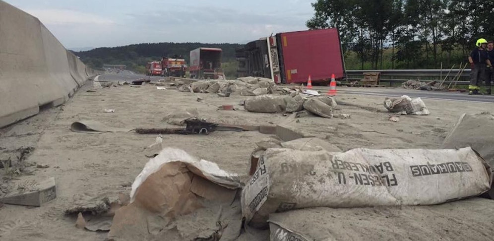 Der Lkw verlor beim Unfall 20 Tonnen Fliesenkleber.