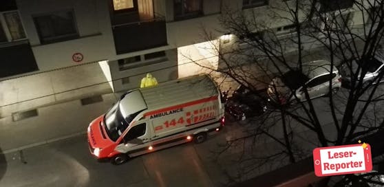 Die Sanitäter kamen mit Schutzanzügen zum Einsatzort.