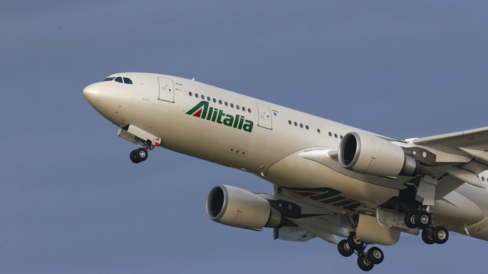 Eine Ära geht zu Ende: Ein Alitalia-Flieger in der Luft. (Archivbild)