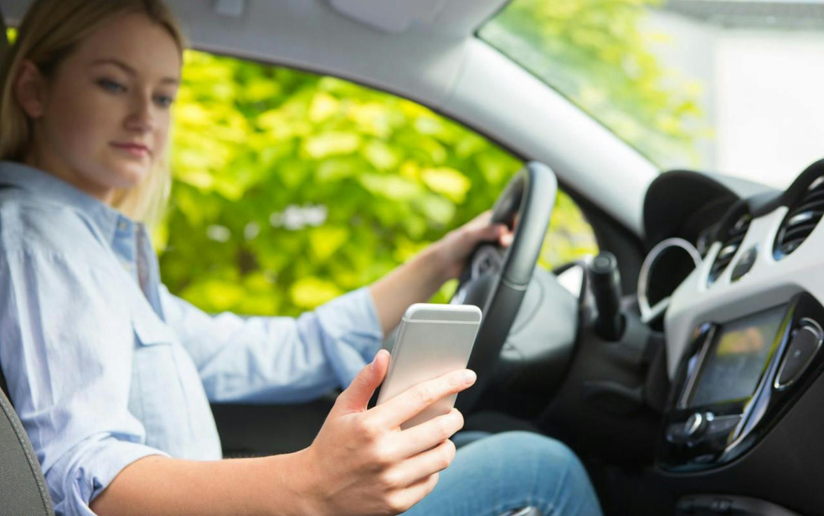 Schnellfahrer aufgepasst: Auch SMS-Tippen kann bestraft werden