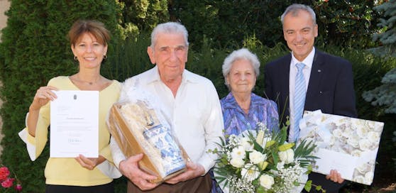 Bezirkshauptfrau Verena Sonnleitner, Rudolf und Edith Zagler mit Bürgermeister Andreas Ramharter.