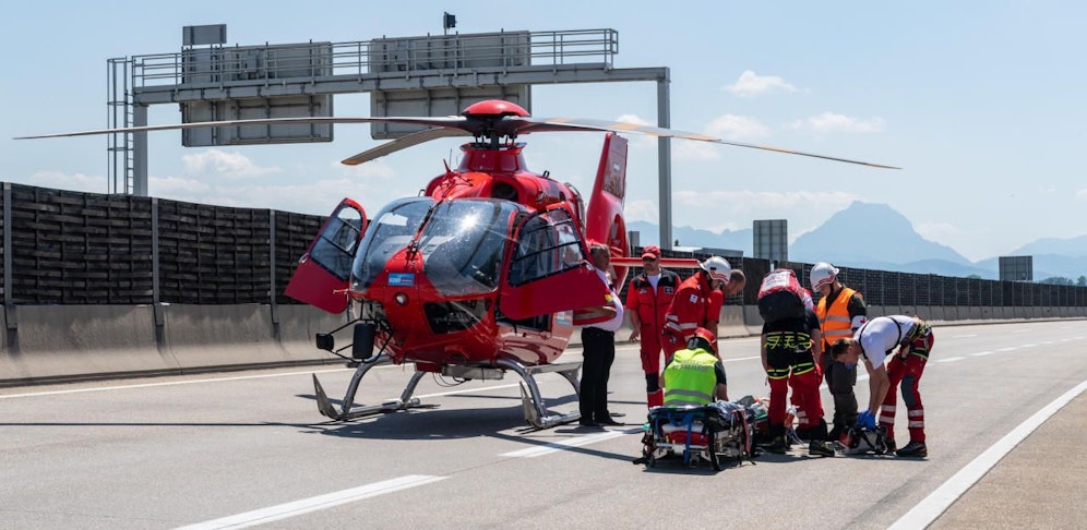 Am Donnerstag kam es zu einem Verkehrsunfall auf der A1 Westautobahn: Ein Betonmischfahrzeug war umgekippt und klemmte dem Lenker den Fuß ein. Die Bergung dauerte mehrere Stunden.