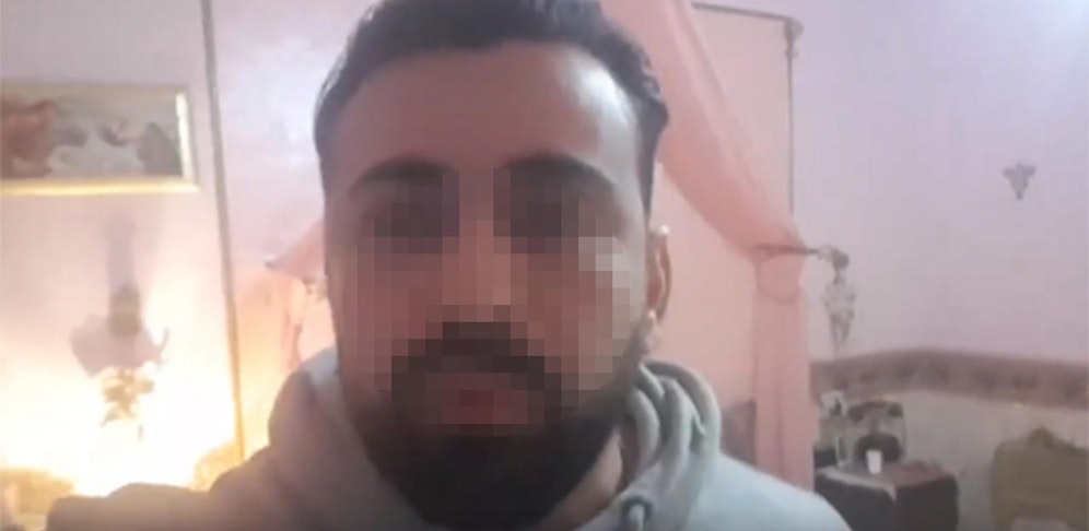 Italiener ruft neben toter Schwester um Coronahilfe.