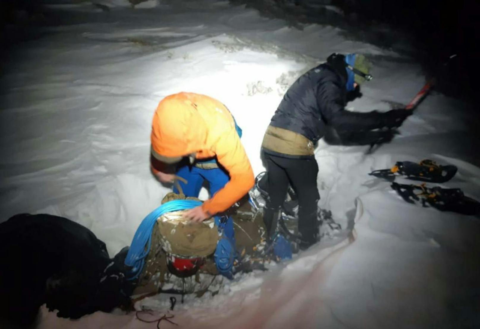 Bergretter befreiten zwei erschöpfte Schneeschuhwanderer am Dachstein. 