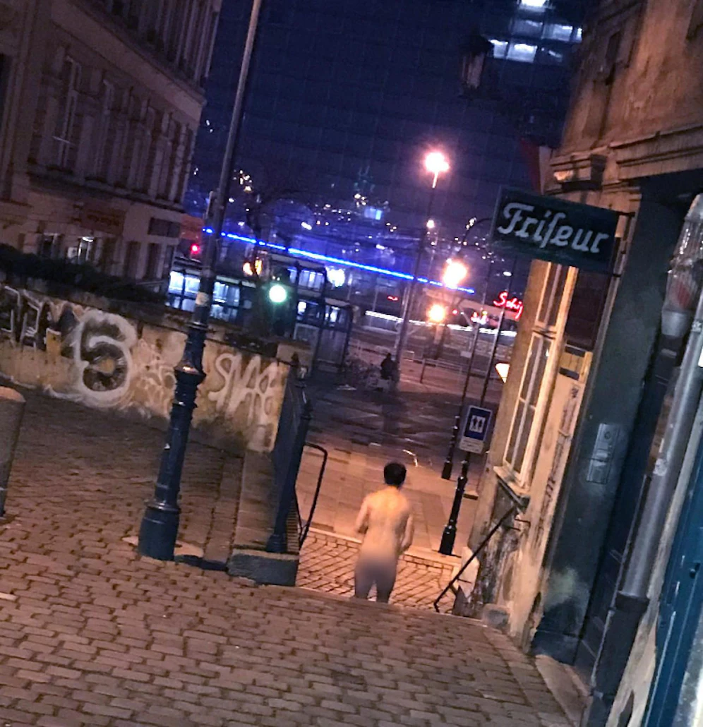 Dieses Nackerpatzl sprintete am Wiener Schwedenplatz durch die Straßen!