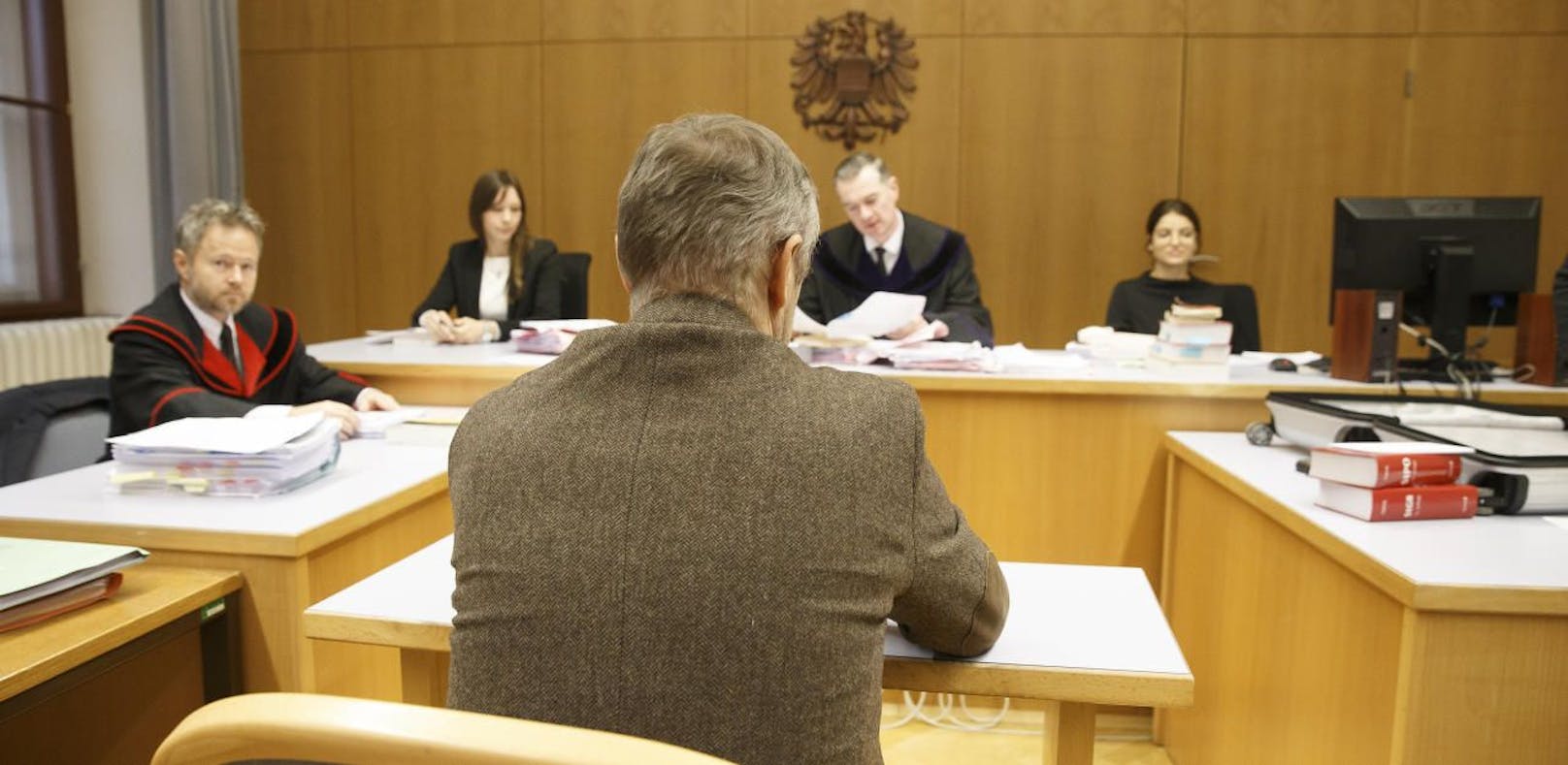  Der Angeklagte (M.) vor Richter Andreas Rom vor Prozessbeginn wegen Quälens und Vernachlässigens von Minderjährigen am Freitag, 13. Jänner 2017, am Straflandesgericht Graz.
