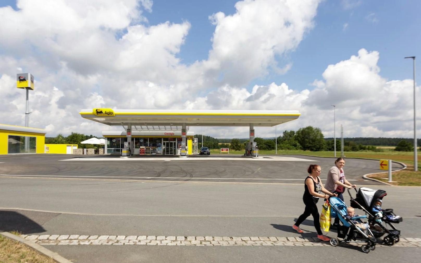 Niemand in Sicht: Deutsche Eltern vergaßen jetzt ihre Tochter (12) an einer Tankstelle (Symbolbild). 