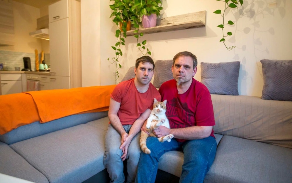 Jahrelang kümmerte sich ein Sachwalter um die Miete für die Wohnung von Alexander (28) und Alex (48, v.li.). Doch trotz auslaufendem Mietvertrag blieb dieser untätig, nun droht dem Paar die Obdachlosigkeit.  