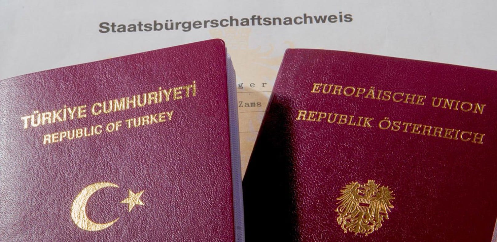 Im Bild ein türkischer (l.) und ein österreichischer Reisepass.