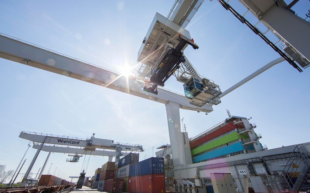 Am Hafen Wien herrscht reger Betrieb.