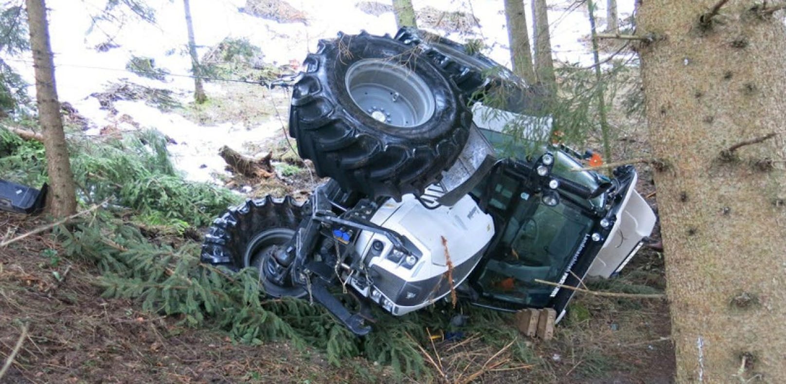 Tödlicher Unfall: Sohn fand Vater (50) unter Traktor
