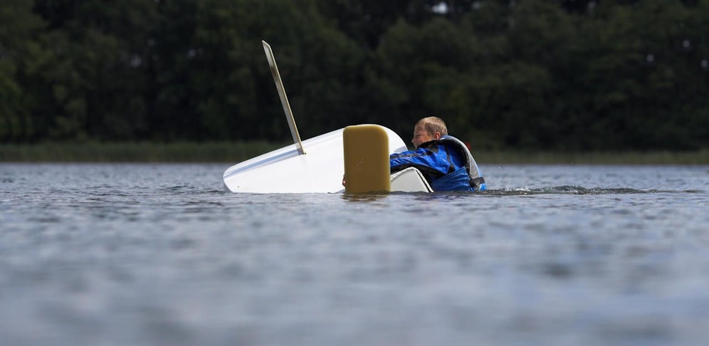 Ein Mann kenterte mit seinem Boot auf der Donau. 