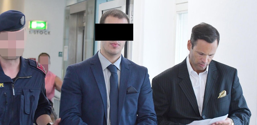 Der Beschuldigte, wie er im Vorjahr an der Seite von Anwalt Andreas Mauhart in den Gerichtssaal geführt wurde (W.M.)