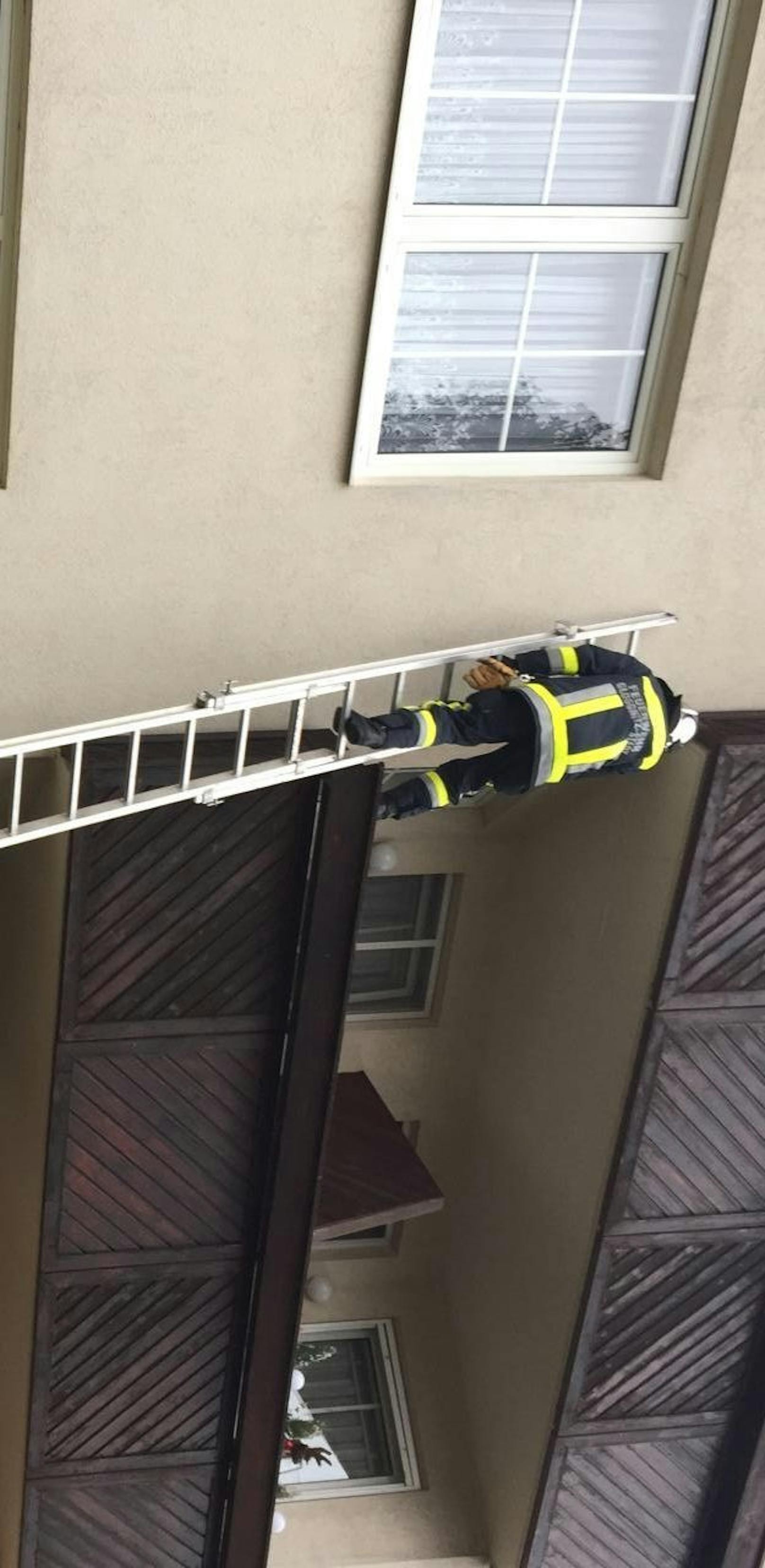 Einer der Feuerwehrmänner kletterte auf den Balkon.