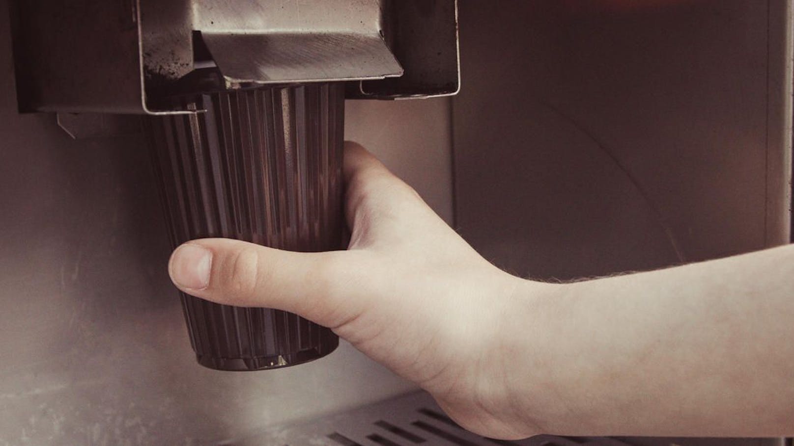 Frau macht Ekel-Fund in Kaffee – Intensivstation!