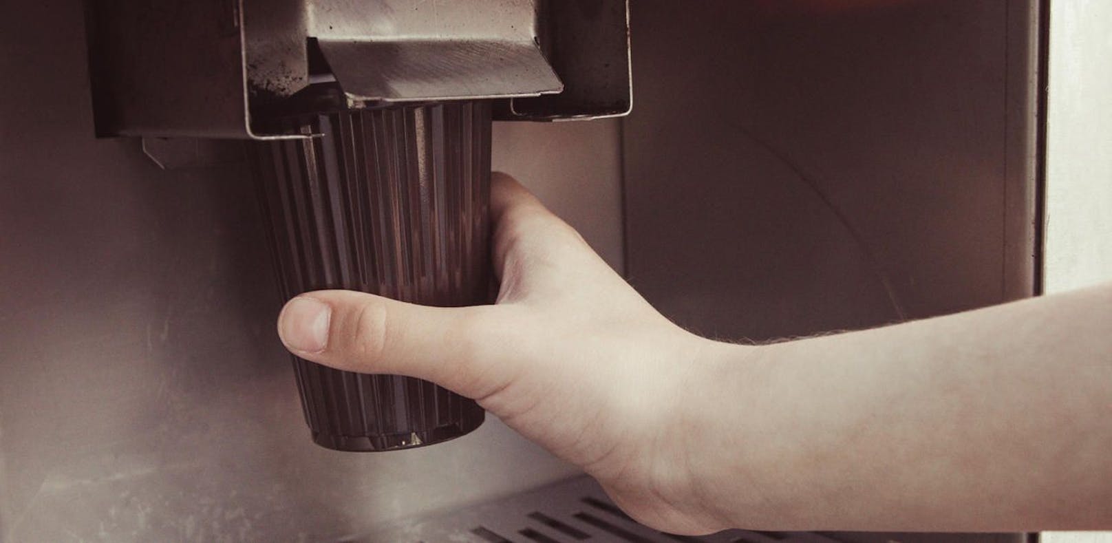Bei einem Kaffeeautomaten trennte sich ein 26-Jähriger die Fingerkuppe seines linken Zeigefingers ab. (Symbolbild).