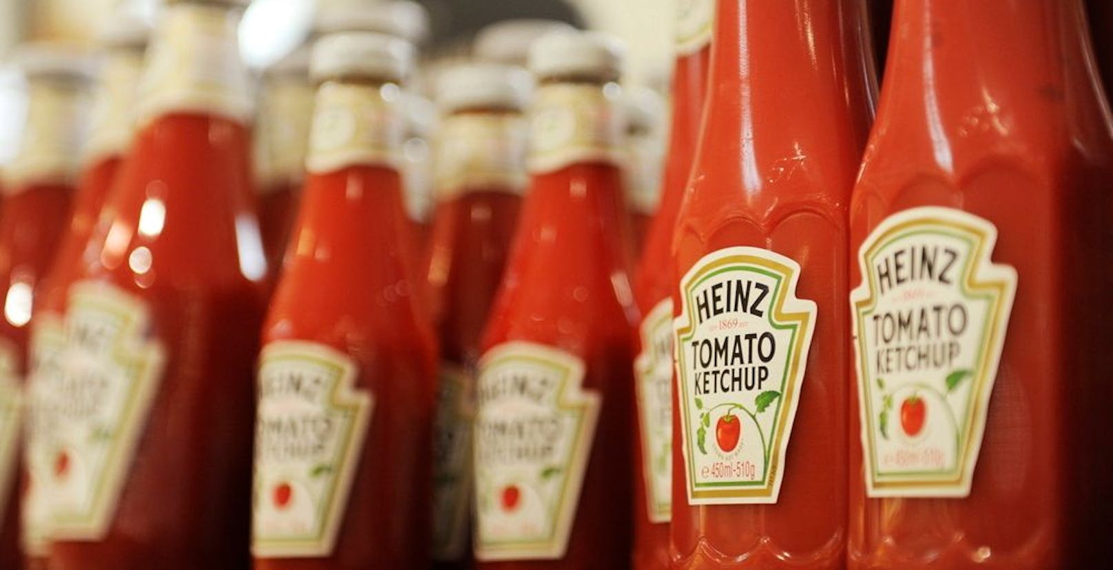 Ketchup Hersteller Heinz klärt die Debatte um die Aufbewahrung des Produktes. (Symbolbild)