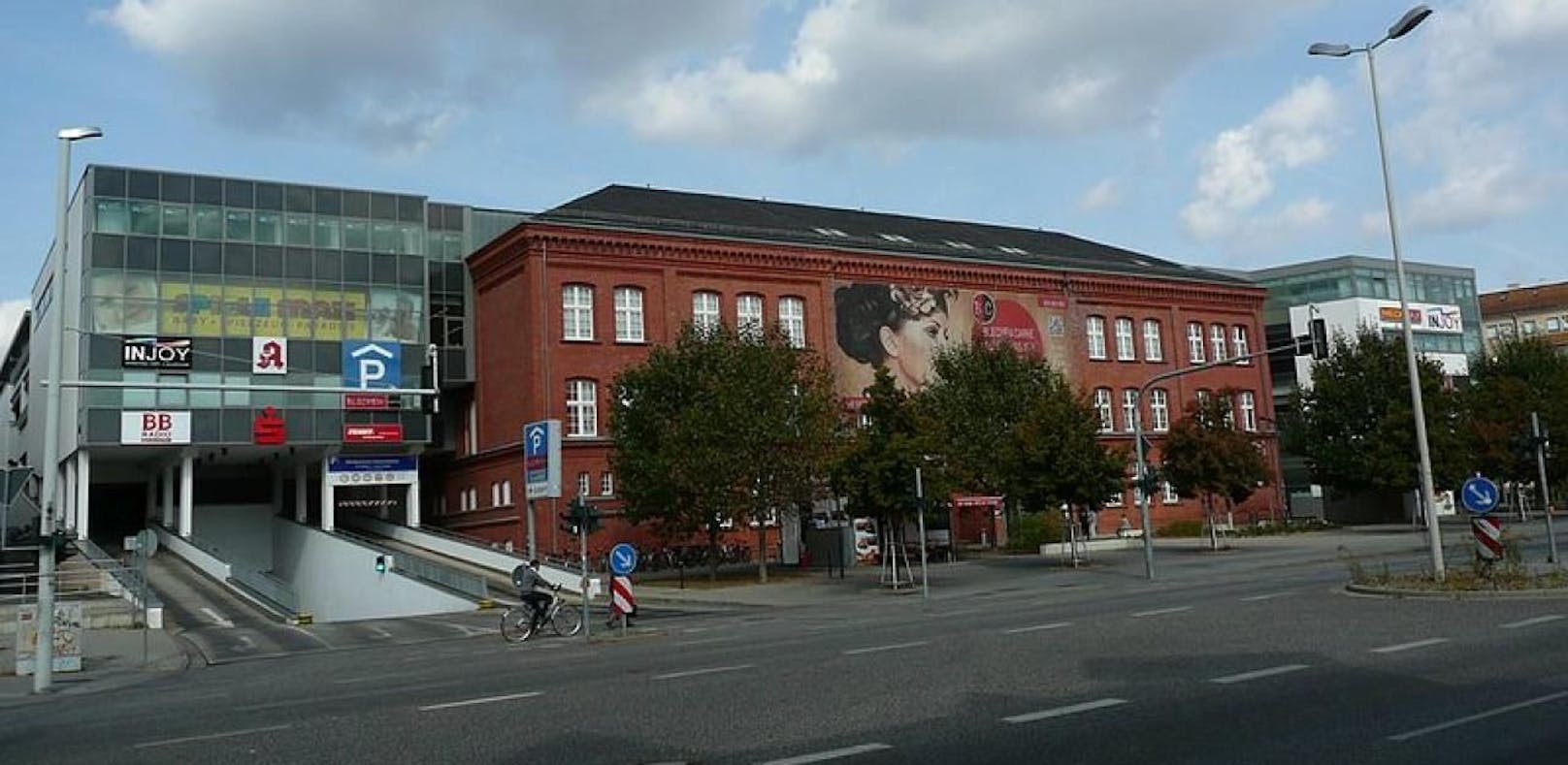 Blick auf das Blechen Carré in Cottbus mit seiner historischen Fassade der Carl Blechen-Grundschule. Wikimedia Commons/Lobedan, CC-BY-SA 4.0