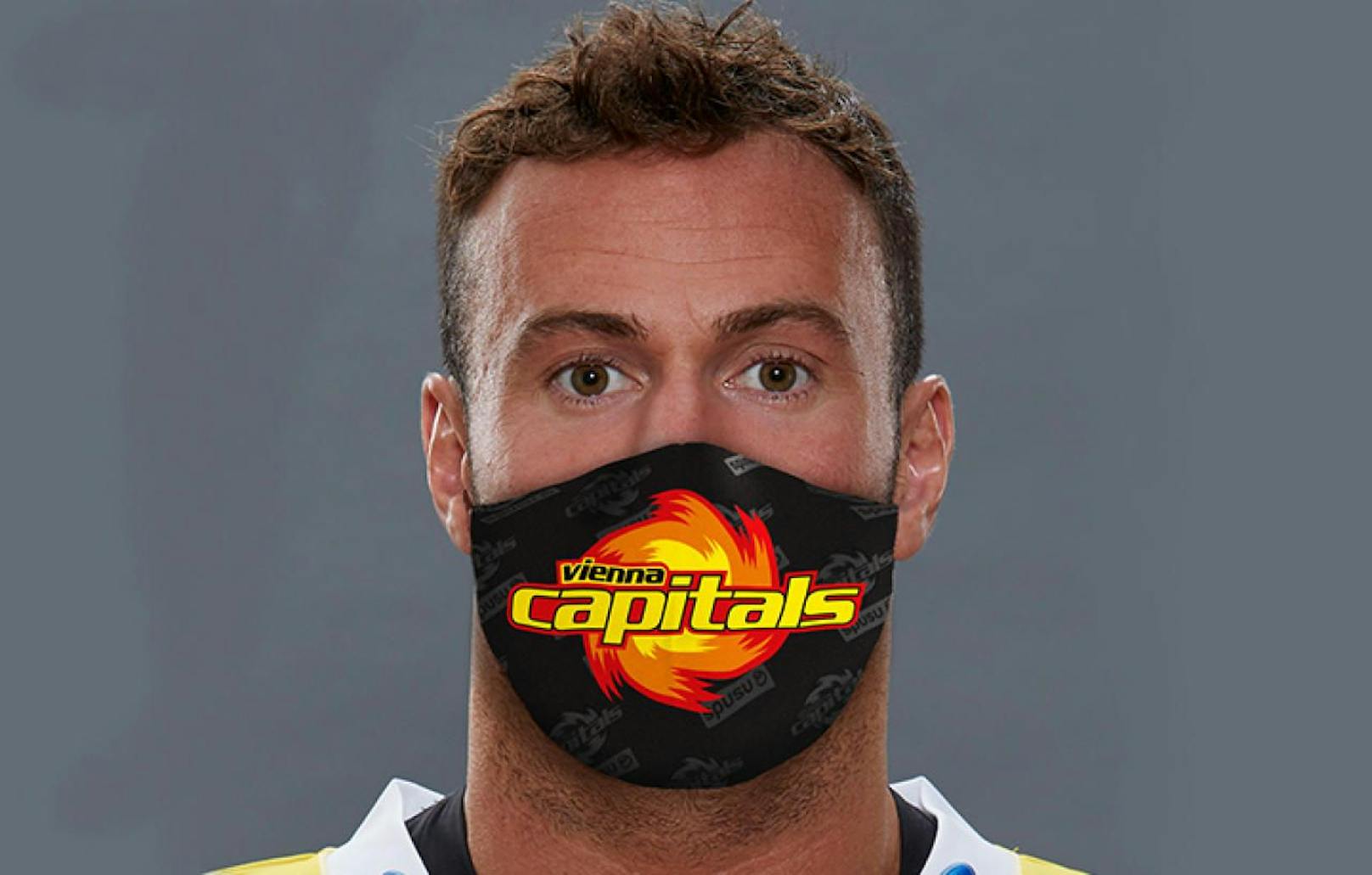 Caps-Crack Rafael Rotter zeigt die Schutzmaske im Design der Wiener Eishockey-Cracks