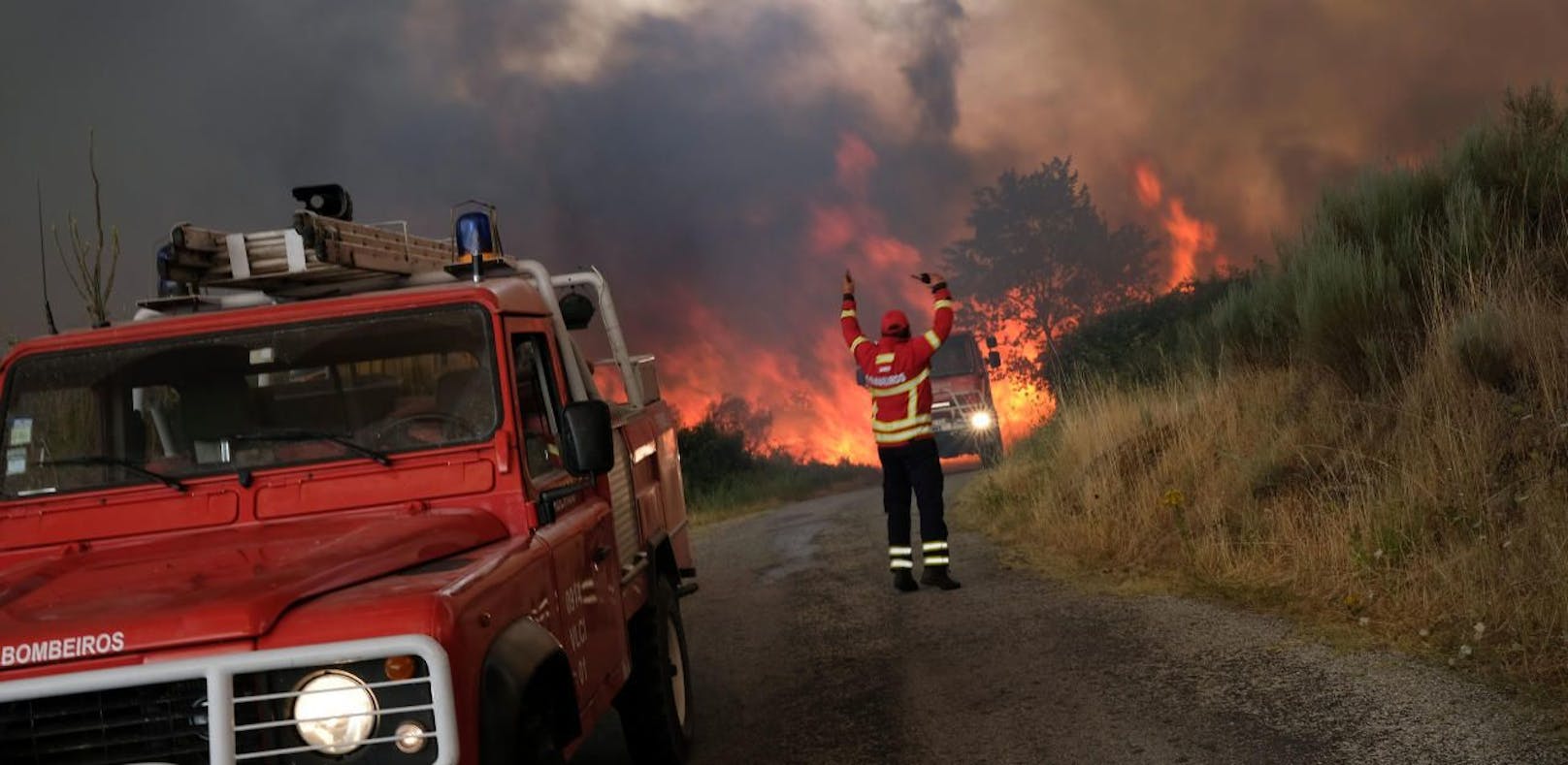 Feuerwehr kämpft gegen neue Waldbrände