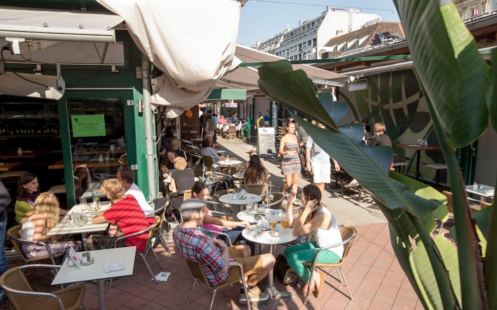 Am Naschmarkt warten dutzende Lokale und Standler auf hungrige und durstige Besucher.