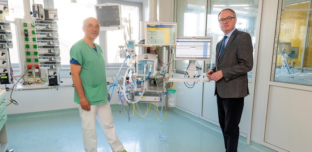 Prof. Dr. Christoph Hörmann (Primar Abteilung für Anästhesie und Intensivmedizin, UK St. Pölten) und Landesvize Stephan Pernkopf (r.).