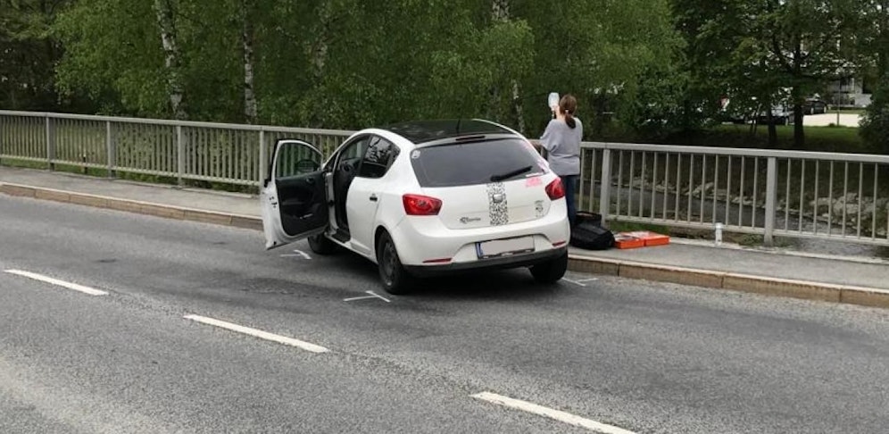 Eine 75-jährige Frau wurde auf einem Gehsteig von einem Pkw gegen ein Brückengeländer gedrückt und schwer verletzt.