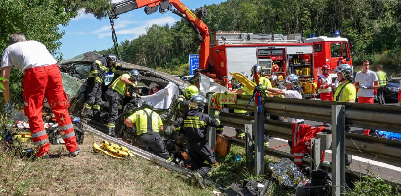 Heute.at - Drei Schwerverletzte bei Unfall mit Kleinbus auf S6
