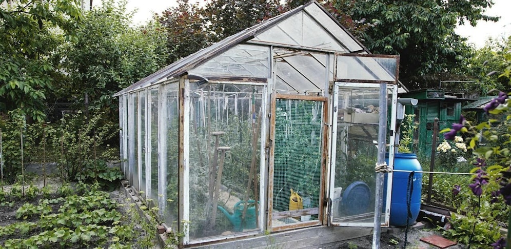 Tragischer Unfall in Mannswörth: Mann stürzte durch Glashaus. 