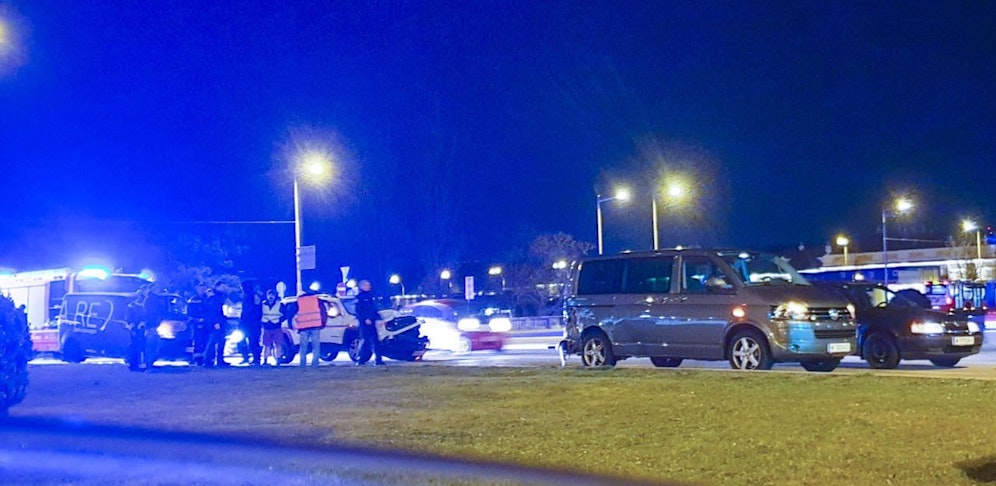 Mehrere Fahrzeuge waren am Dienstagabend in einen Unfall vor dem Wiener Schloss Schönbrunn verwickelt.