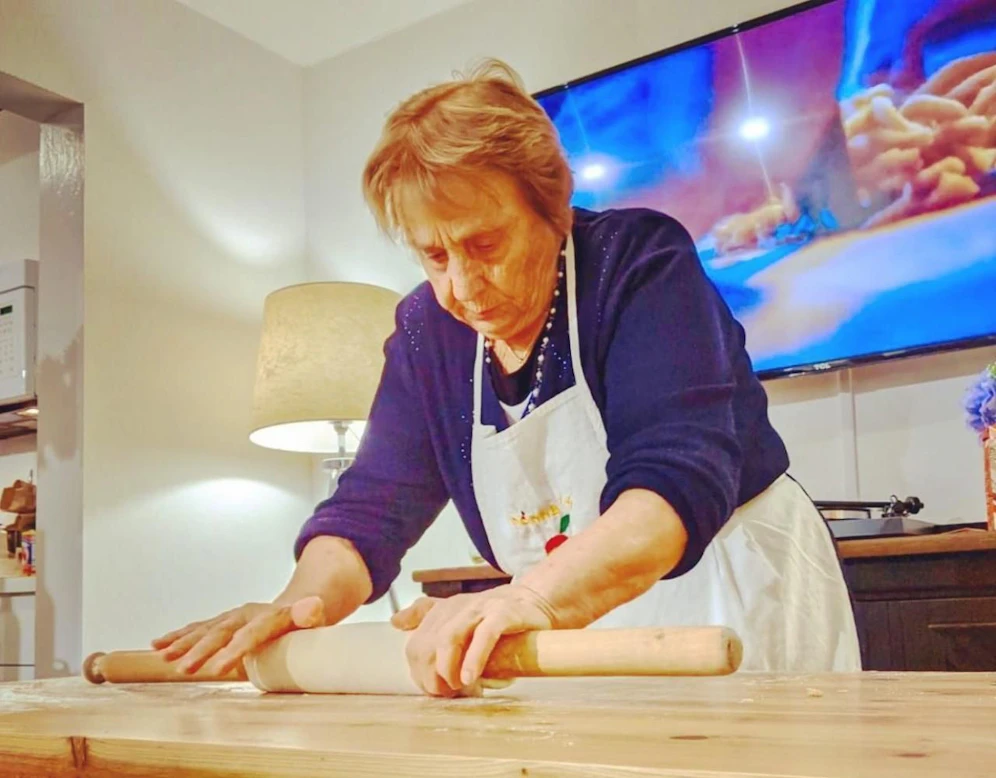 Im Livestream lehrt uns die 84-Jährige Nonna Nerina die Kunst der Pasta.