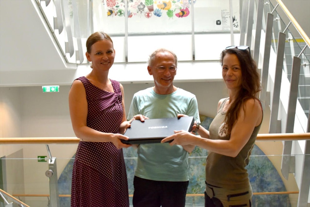 Das Projekt "100:eins" macht aus IT-Schrott Laptops für sozialschwache Schüler. Nun wurde der erste Laptop durch die Mitarbeiterin des Verein Mut, Anna Friedmann (re.), stellvertretend für eine Schülerin an die Lehrer Bernhard Listabarth und Natascha Rosenberger-Stolz des BRG Rahlgasse (Mariahilf) übergeben.